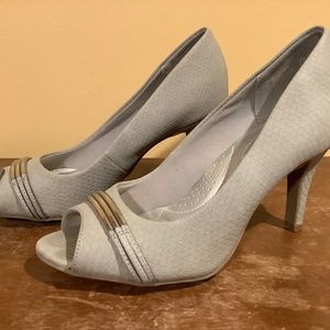 Dexflex Comfort Grey Silver Open Toe Heels size 7W